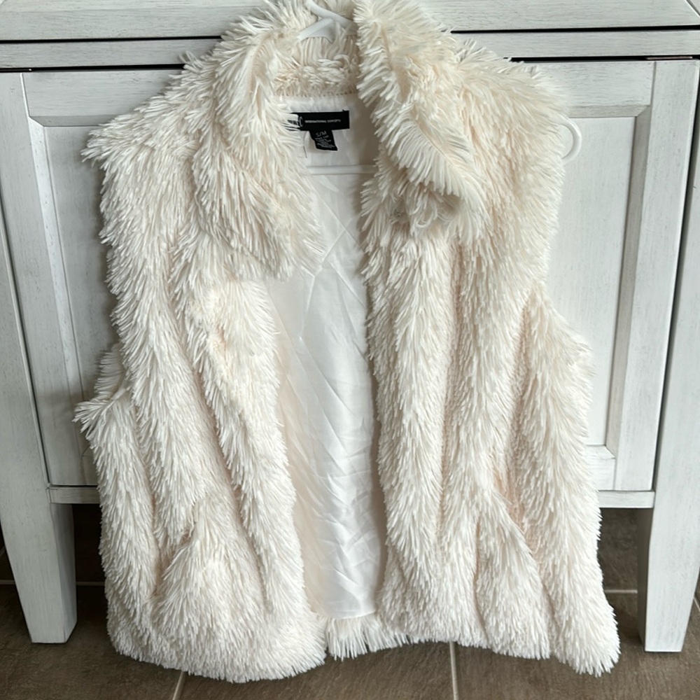 Woman’s White Faux Fur Open Vest. Size S/M.  2 pockets